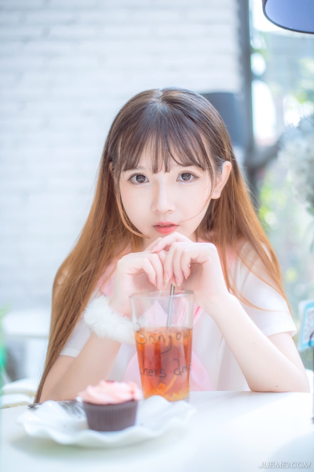 孙权想过暗中收拾周瑜，不只是因为孙策的事情很可能被周瑜探知，更因为周瑜的影响力，周瑜在军中的声望太大，大到哪怕孙权处心积虑将太史慈、贺齐这些昔日追随孙策的猛将调开，但在江东军队中，周瑜一句话，甚至比自己的命令都要管用，他只能培植自己的新势力，比如周泰、蒋钦，都是孙权为了有一支亲信人马提拔起来的，哪怕这两个人曾经还做过水匪，孙权也不在意，他需要的，只是忠诚。